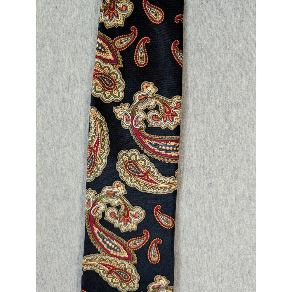 Sutter And Grant Blue Paisley Tie 3 3/4 Wide x 56 1/2 Long 100% Silk Made In USA